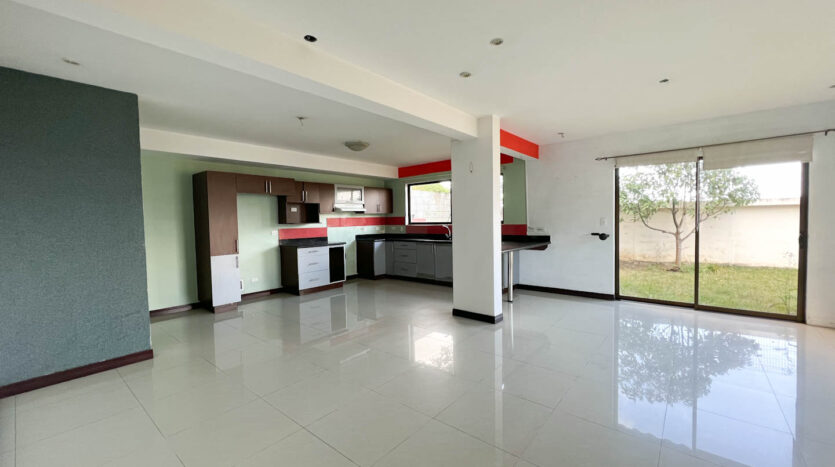 Casa en Condominio, Con Espacios Abiertos y Amplio Patio Verde, San Vicente de Moravia-Cocina