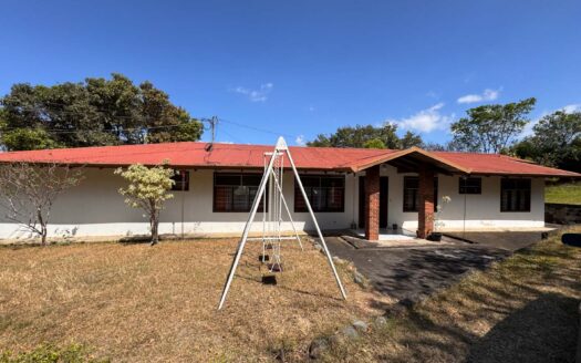 Viva en un espacio INCREIBLE en la ciudad pero con un Lote de finca! 2606m2 con casa de 200mts en Santa Ana COD #80496