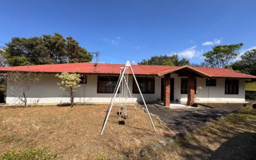 Viva en un espacio INCREIBLE en la ciudad pero con un Lote de finca! 2606m2 con casa de 200mts en Santa Ana COD #80496