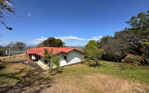 Viva en un espacio INCREIBLE en la ciudad pero con un Lote de finca! 2606m2 con casa de 200mts en Santa Ana COD #80496