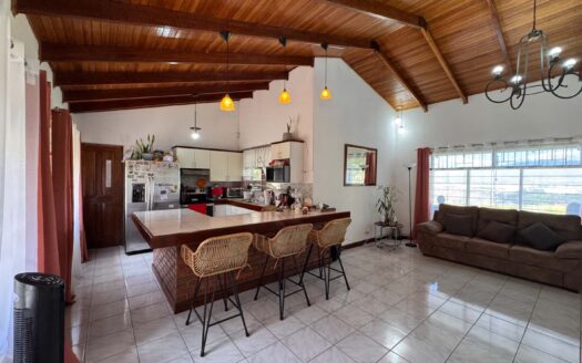 Viva en un espacio INCREIBLE en la ciudad pero con un Lote de finca! 2606m2 con casa de 200mts en Santa Ana COD #80496