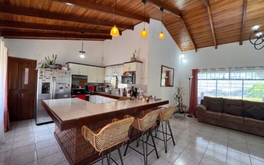 Viva en un espacio INCREIBLE en la ciudad pero con un Lote de finca! 2606m2 con casa de 200mts en Santa Ana COD #80496