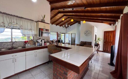 Viva en un espacio INCREIBLE en la ciudad pero con un Lote de finca! 2606m2 con casa de 200mts en Santa Ana COD #80496