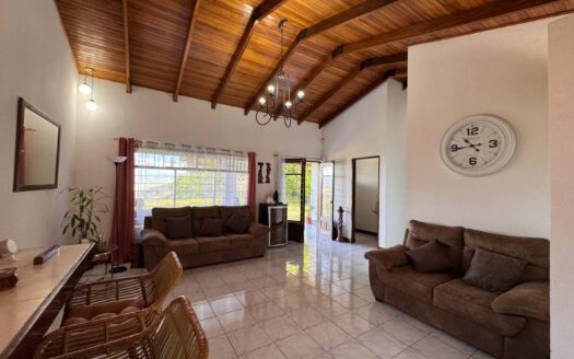 Viva en un espacio INCREIBLE en la ciudad pero con un Lote de finca! 2606m2 con casa de 200mts en Santa Ana COD #80496