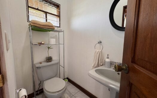 Viva en un espacio INCREIBLE en la ciudad pero con un Lote de finca! 2606m2 con casa de 200mts en Santa Ana COD #80496