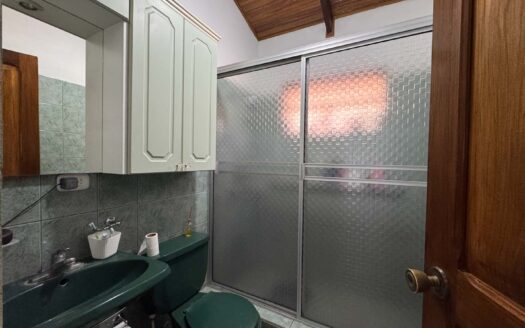 Viva en un espacio INCREIBLE en la ciudad pero con un Lote de finca! 2606m2 con casa de 200mts en Santa Ana COD #80496