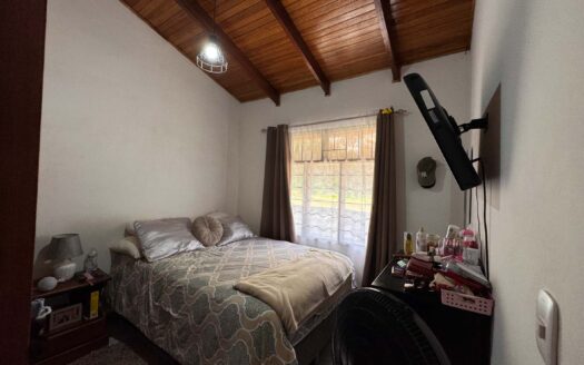 Viva en un espacio INCREIBLE en la ciudad pero con un Lote de finca! 2606m2 con casa de 200mts en Santa Ana COD #80496