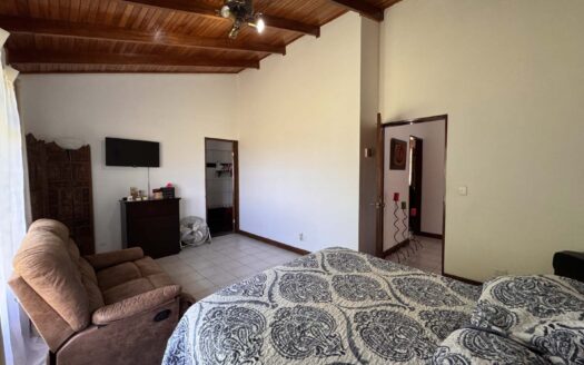 Viva en un espacio INCREIBLE en la ciudad pero con un Lote de finca! 2606m2 con casa de 200mts en Santa Ana COD #80496