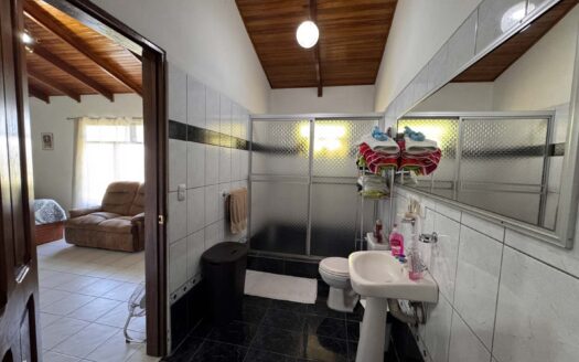 Viva en un espacio INCREIBLE en la ciudad pero con un Lote de finca! 2606m2 con casa de 200mts en Santa Ana COD #80496