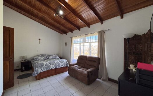 Viva en un espacio INCREIBLE en la ciudad pero con un Lote de finca! 2606m2 con casa de 200mts en Santa Ana COD #80496