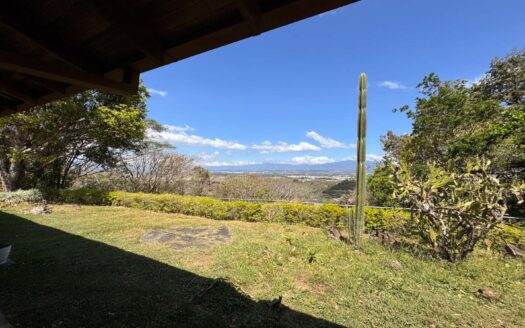 Viva en un espacio INCREIBLE en la ciudad pero con un Lote de finca! 2606m2 con casa de 200mts en Santa Ana COD #80496