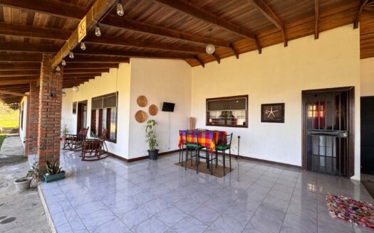Viva en un espacio INCREIBLE en la ciudad pero con un Lote de finca! 2606m2 con casa de 200mts en Santa Ana COD #80496