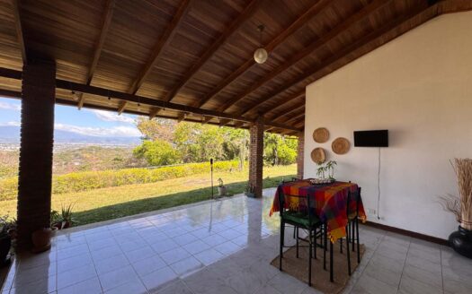 Viva en un espacio INCREIBLE en la ciudad pero con un Lote de finca! 2606m2 con casa de 200mts en Santa Ana COD #80496
