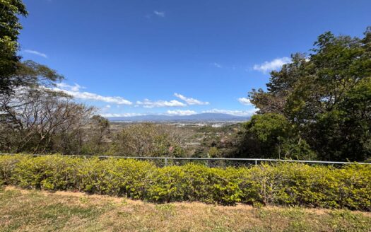 Viva en un espacio INCREIBLE en la ciudad pero con un Lote de finca! 2606m2 con casa de 200mts en Santa Ana COD #80496