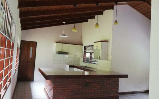 Viva en un espacio INCREIBLE en la ciudad pero con un Lote de finca! 2606m2 con casa de 200mts en Santa Ana COD #80496