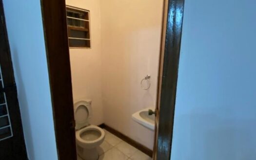 Viva en un espacio INCREIBLE en la ciudad pero con un Lote de finca! 2606m2 con casa de 200mts en Santa Ana COD #80496