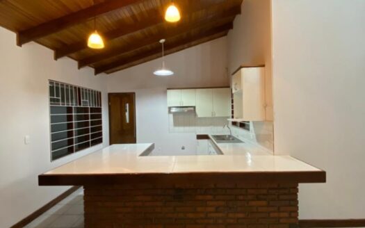 Viva en un espacio INCREIBLE en la ciudad pero con un Lote de finca! 2606m2 con casa de 200mts en Santa Ana COD #80496