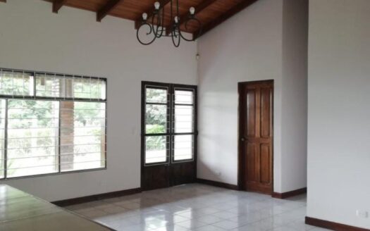Viva en un espacio INCREIBLE en la ciudad pero con un Lote de finca! 2606m2 con casa de 200mts en Santa Ana COD #80496