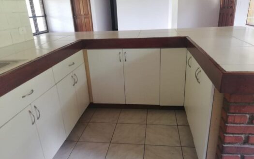 Viva en un espacio INCREIBLE en la ciudad pero con un Lote de finca! 2606m2 con casa de 200mts en Santa Ana COD #80496