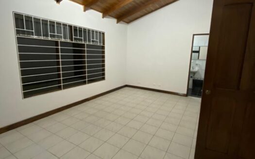 Viva en un espacio INCREIBLE en la ciudad pero con un Lote de finca! 2606m2 con casa de 200mts en Santa Ana COD #80496