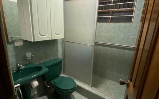 Viva en un espacio INCREIBLE en la ciudad pero con un Lote de finca! 2606m2 con casa de 200mts en Santa Ana COD #80496