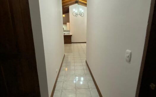Viva en un espacio INCREIBLE en la ciudad pero con un Lote de finca! 2606m2 con casa de 200mts en Santa Ana COD #80496