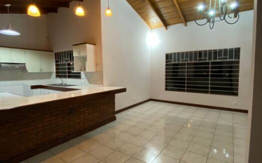 Viva en un espacio INCREIBLE en la ciudad pero con un Lote de finca! 2606m2 con casa de 200mts en Santa Ana COD #80496