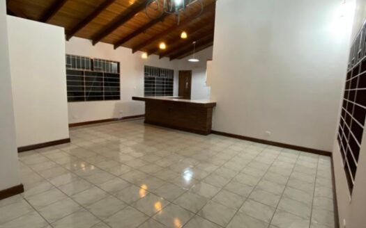 Viva en un espacio INCREIBLE en la ciudad pero con un Lote de finca! 2606m2 con casa de 200mts en Santa Ana COD #80496
