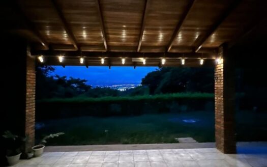 Viva en un espacio INCREIBLE en la ciudad pero con un Lote de finca! 2606m2 con casa de 200mts en Santa Ana COD #80496