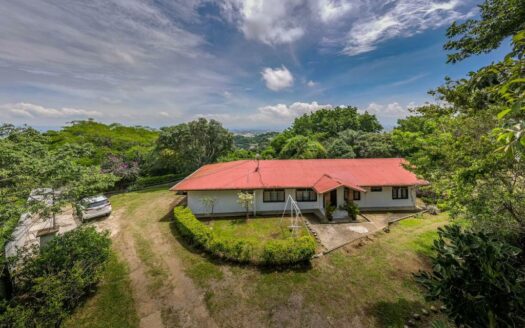 Viva en un espacio INCREIBLE en la ciudad pero con un Lote de finca! 2606m2 con casa de 200mts en Santa Ana COD #80496