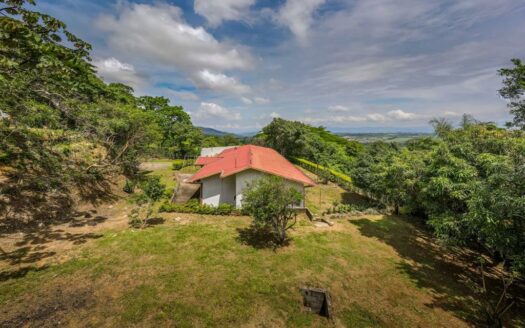 Viva en un espacio INCREIBLE en la ciudad pero con un Lote de finca! 2606m2 con casa de 200mts en Santa Ana COD #80496