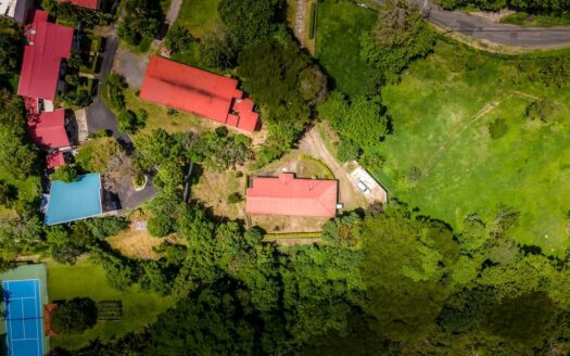 Viva en un espacio INCREIBLE en la ciudad pero con un Lote de finca! 2606m2 con casa de 200mts en Santa Ana COD #80496