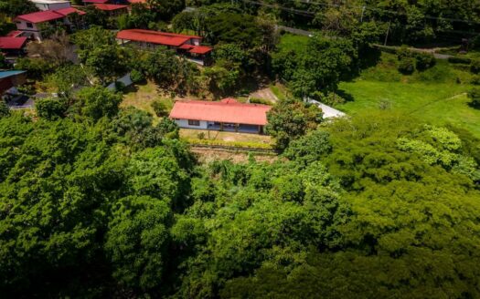 Viva en un espacio INCREIBLE en la ciudad pero con un Lote de finca! 2606m2 con casa de 200mts en Santa Ana COD #80496