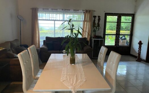 Viva en un espacio INCREIBLE en la ciudad pero con un Lote de finca! 2606m2 con casa de 200mts en Santa Ana COD #80496