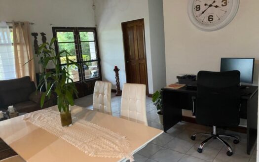 Viva en un espacio INCREIBLE en la ciudad pero con un Lote de finca! 2606m2 con casa de 200mts en Santa Ana COD #80496