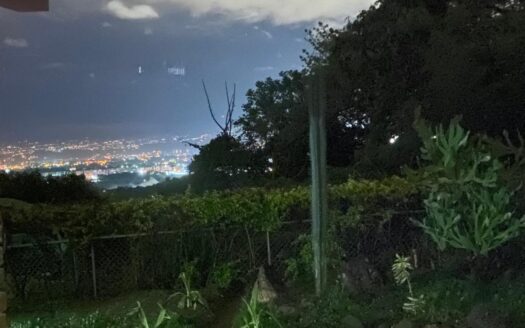 Viva en un espacio INCREIBLE en la ciudad pero con un Lote de finca! 2606m2 con casa de 200mts en Santa Ana COD #80496