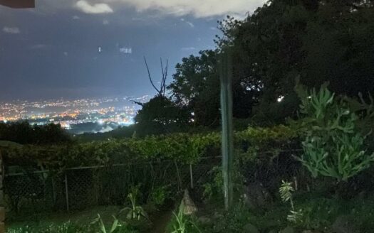 Viva en un espacio INCREIBLE en la ciudad pero con un Lote de finca! 2606m2 con casa de 200mts en Santa Ana COD #80496