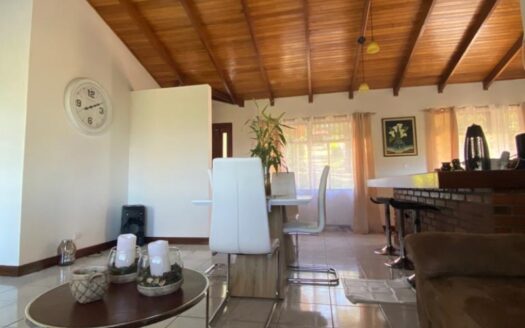 Viva en un espacio INCREIBLE en la ciudad pero con un Lote de finca! 2606m2 con casa de 200mts en Santa Ana COD #80496