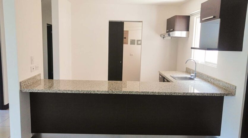 Apartamento de 2 hab, 2 baños completos y 2 parqueos, a 50m Oeste del Cruce de la Panasonic en Belén-Comedor