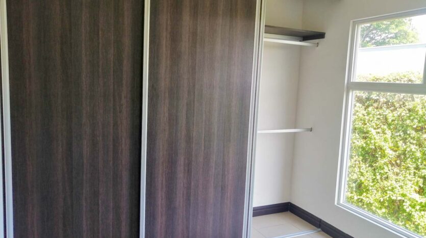 Apartamento de 2 hab, 2 baños completos y 2 parqueos, a 50m Oeste del Cruce de la Panasonic en Belén-Closet