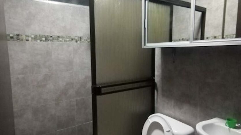 Ubicada cerca de la zona industrial amplia casa de 3 habitaciones + 2 Baños.-Baño