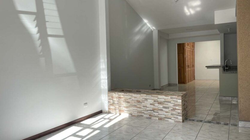 Ubicada cerca de la zona industrial amplia casa de 3 habitaciones + 2 Baños.-Sala