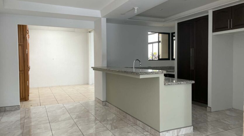 Ubicada cerca de la zona industrial amplia casa de 3 habitaciones + 2 Baños.-Cocina
