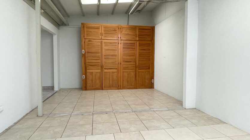 Ubicada cerca de la zona industrial amplia casa de 3 habitaciones + 2 Baños.-Sala de televisión