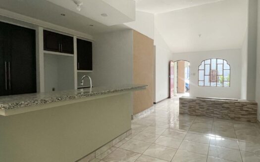 Ubicada cerca de la zona industrial amplia casa de 3 habitaciones + 2 Baños.