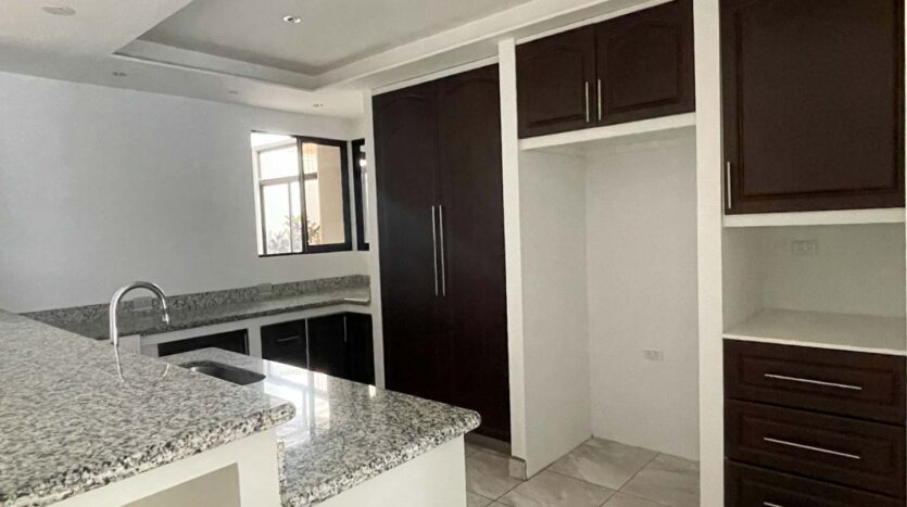 Ubicada cerca de la zona industrial amplia casa de 3 habitaciones + 2 Baños.-Cocina