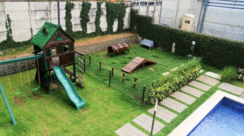 Apartamento en Torre ubicado en Lagunilla de Heredia-Juegos para niños