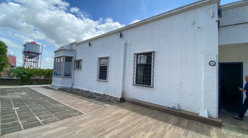 Edificio remodelado con uso educativo y oficinas en Venta San José, El Carmen- Entrada
