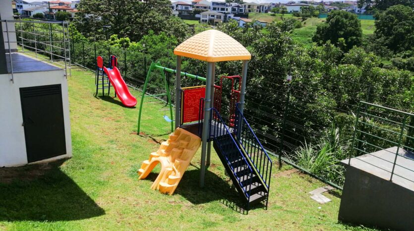 Venta de casa de 2 niveles en Condominio Quarzo, Lagunilla, Heredia- Parque para niños