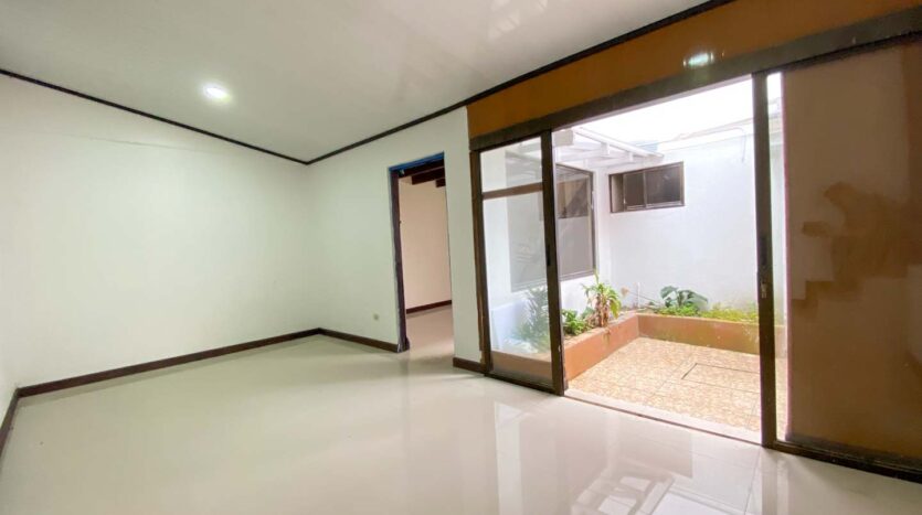 Venta de Casa Remodelada en Sabanilla, San Marino- Sala de TV